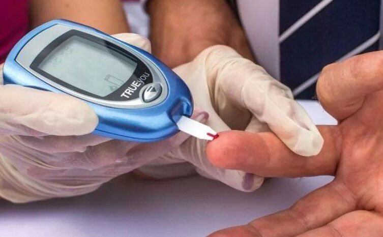 Bei einer Person mit Risikofaktoren für Diabetes muss der Blutzuckerspiegel untersucht werden.