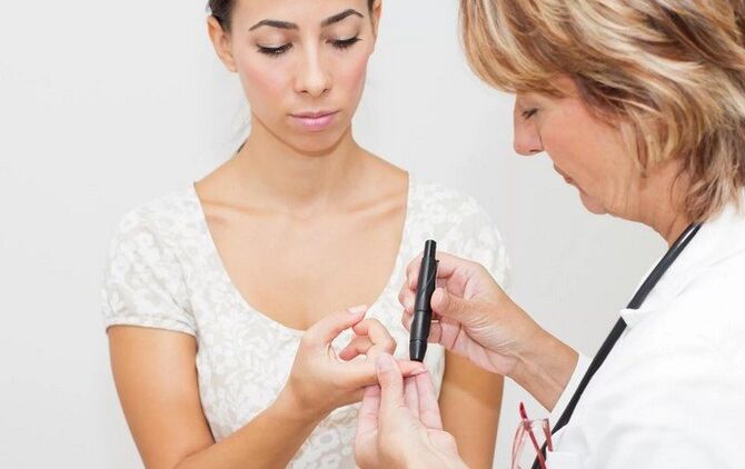 Vor der Verschreibung von Insulin führt der Arzt einen Blutzuckertest durch